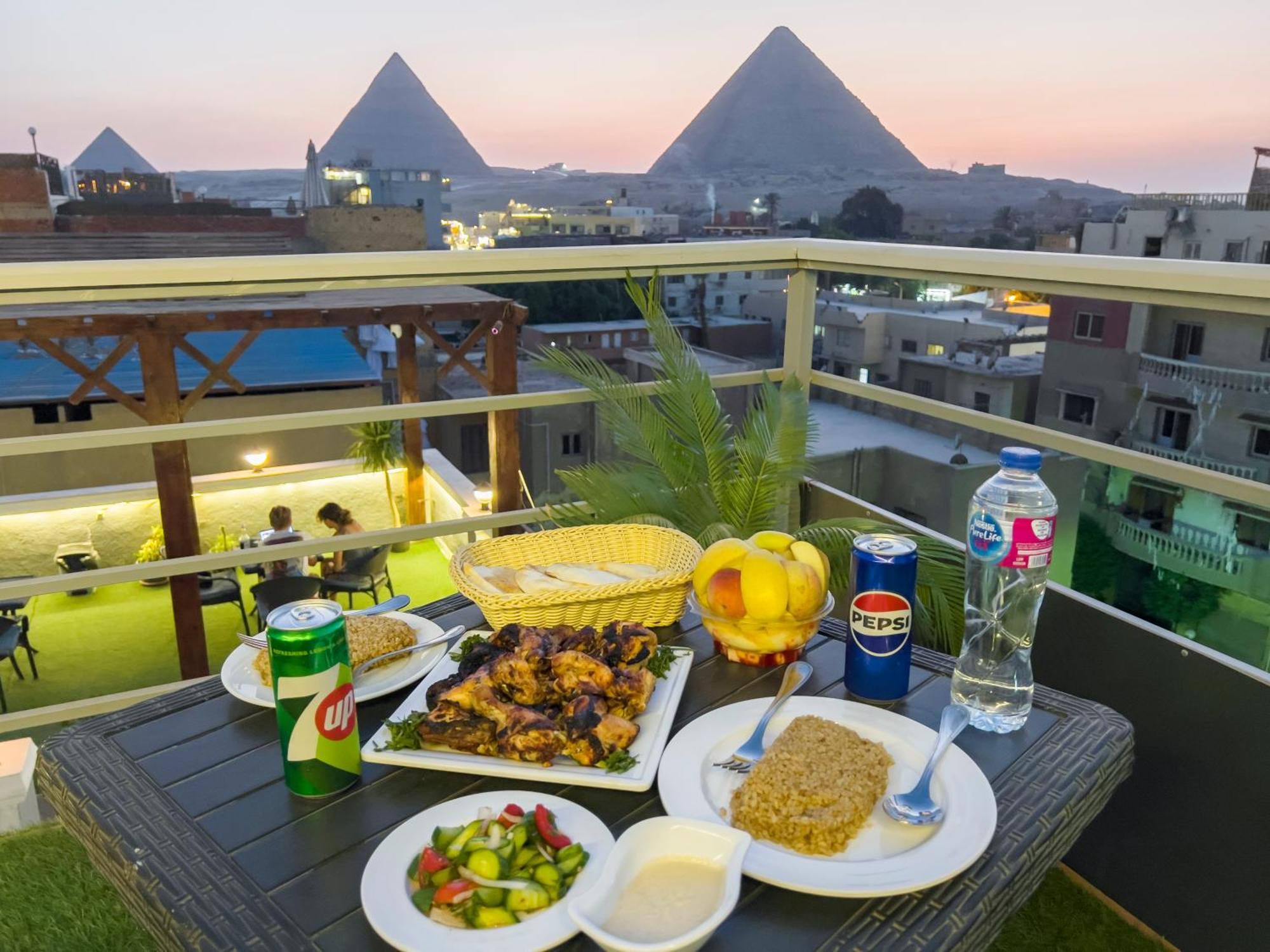 The Pyramids Gate Inn Kafret el-Gabal Exterior foto